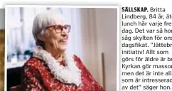  ??  ?? SÄLLSKAP. Britta Lindberg, 84 år, äter lunch här varje fredag. Det var så hon såg skylten för onsdagsfik­at. ”Jättebra initiativ! Allt som görs för äldre är bra. Kyrkan gör massor men det är inte alla som är intressera­de av det” säger hon.