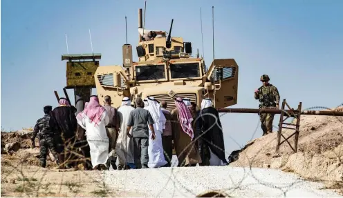  ?? Foto: AFP/Delil Souleiman ?? Männer demonstrie­ren gegen eine drohende türkische Invasion in Ras al-Ain, nähe der syrisch-türkischen Grenze am 6. Oktober.