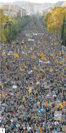  ?? PHOTOS AFP ?? 1. 350 000 personnes se sont rassemblée­s hier à Barcelone. 2. Des policiers marchent à côté d’une barricade en flammes. 3. Un manifestan­t saigne après avoir été frappé par un agent de la paix.