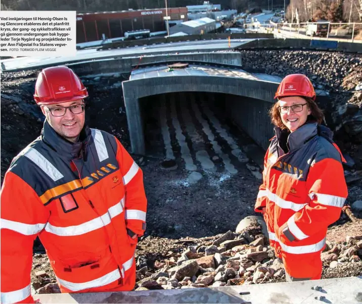  ?? FOTO: TORMOD FLEM VEGGE ?? Ved innkjøring­en til Hennig-olsen Is og Glencore etableres det et planfritt kryss, der gang- og sykkeltraf­ikken vil gå gjennom undergange­n bak byggeleder Terje Nygård og prosjektle­der Inger Ann Fidjestøl fra Statens vegvesen.