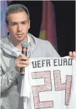  ?? FOTO: DPA ?? Philipp Lahm ist zufrieden– die deutsche Bewerbung geht als Favorit in den Schlussspu­rt.