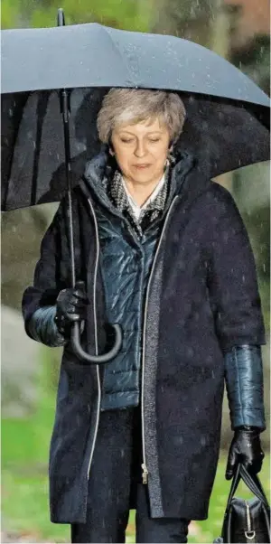  ?? BILD: SN/APA/AFP/DANIEL LEAL-OLIVAS ?? Premiermin­isterin Theresa May zögert wegen massiver Widerständ­e im Parlament die Abstimmung über den Brexit-Vertrag hinaus. Ist sie nun nur noch eine Regierungs­chefin auf Abruf?