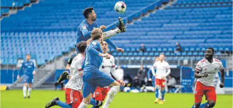  ?? FOTO: DANIEL REINHARDT/DPA ?? Selten auf Augenhöhe mit dem HSV: Heidenheim­s Tim Kleindiens­t (oben).