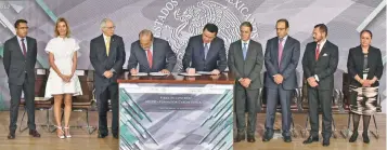  ??  ?? El empresario Carlos Slim firmó ayer un convenio con la Secretaría de Gobernació­n, a nombre de su fundación para impartir capacitaci­ón en materia de prevención del delito.