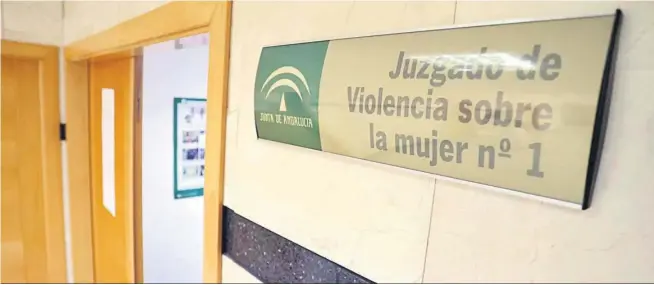  ?? MANUEL ARANDA ?? Acceso al Juzgado de Violencia sobre la Mujer de Jerez, en la sede judicial de la avenida Tomás Gacía Figueras.
