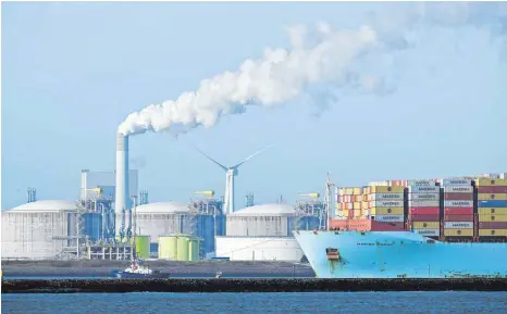  ?? FOTO: FEDERICO GAMBARINI/DPA ?? Im Hafen von Rotterdam tanken Schiffe Flüssiggas. Ein Abkommen mit den Niederland­en soll helfen, russisches Gas zu ersetzen.