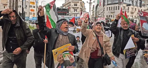  ?? AFP / ZAIN JAAFAR ?? Demonstran­ten in Ramallah fordern die Freilassun­g palästinen­sischer Gefangener