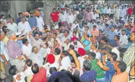  ?? GURMINDER SINGH/HT ?? BJP workers holding protest in front of the Ludhiana police commission­er’s office over the killing of the RSS leader on Tuesday.