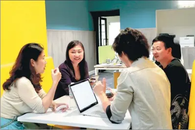  ?? PROVIDED TO CHINA DAILY ?? Executives of a firm that operates out of Urwork’s new co-working space in Los Angeles formulate business strategy in a team meeting.