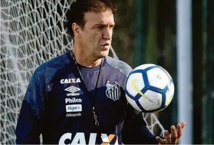  ?? Pedro Ernesto Guerra Azevedo - 8.set.18/santos FC ?? O técnico Cuca aprova a ideia de o Peixe receber o São Paulo na Vila Belmiro; retrospect­o do Santos é melhor em casa do que o apresentad­o quando sobe para a capital paulista para atuar no estádio do Pacaembu