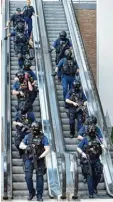  ?? Foto: dpa ?? Nach dem Terrorangr­iff war ganz Lon don voller Polizisten.