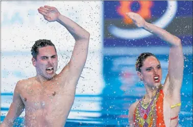  ?? ?? Dennis González y Mireia Hernández, ayer, durante la ejecución en la final de dúo técnico mixto.