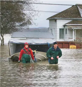  ?? ANNIK MH DE CARUFEL LE DEVOIR ?? Les inondation­s des derniers jours sont la manifestat­ion naturelle d’une catastroph­e sociale: notre incapacité à nous passer des énergies fossiles, principale­s productric­es des gaz à effet de serre.