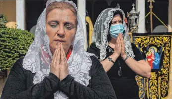  ?? FOTO: MARWAN NAAMANI/DPA ?? Armenische Gemeinscha­ften gibt es heute weltweit in vielen Ländern: Auch im Libanon beteten am Sonntag Frauen während eines Gedenkgott­esdienstes. Anlass ist der 106. Gedenktag der Massaker an den Armeniern, die nun auch von den USA als Völkermord eingestuft werden.