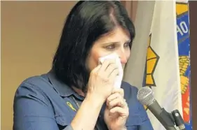  ?? CARLINE JEAN/STAFF PHOTOGRAPH­ER ?? Susan Levinson Boothe, the daughter of Bob Levinson, cries as she talks about her father.