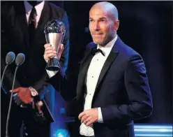  ??  ?? FAVORITO. Zidane recibe el premio The Best la pasada temporada.