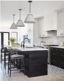  ??  ?? Designer Orsi Panos created sophistica­ted drama with a herringbon­epatterned backsplash, an inset tile floor, plus dual brass-and-black accents.