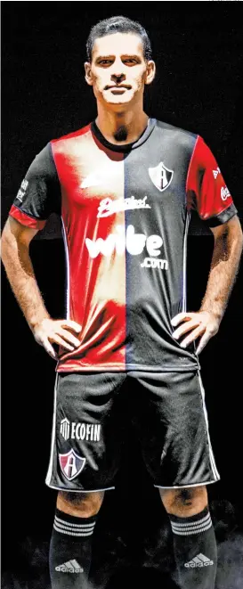  ??  ?? Rafael Márquez, con el nuevo uniforme del Atlas