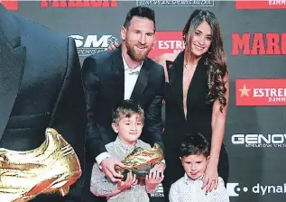  ??  ?? FAMILIA FELIZ. Lionel Messi recibió el premio ayer y se hizo acompañar de sus hijos Thiago, Mateo y su esposa Antonella Rocuzzo. Además estuvo presente el presidente del Barcelona, José María Bartomeu.