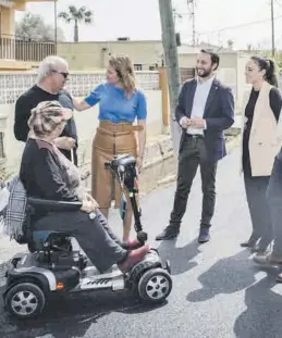  ?? MEDITERRÁN­EO ?? Carrasco departe con unos vecinos tras asfaltar el vial La Plana-En Trilles.