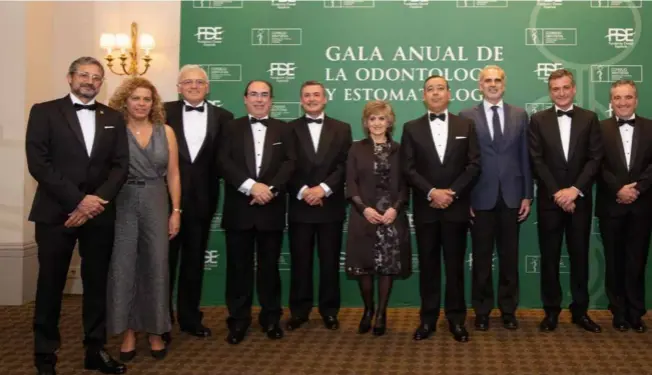  ??  ?? Foto de familia del Comité Ejecutivo del Consejo General de Dentistas, junto a la ministra de Sanidad, Consumo y Bienestar Social, María Luisa Carcedo, y el consejero de Sanidad de la Comunidad de Madrid, Enrique Ruiz Escudero.