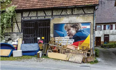  ?? Foto: Arnulf Hettrich, Imago ?? Nicht zerstört, aber reif für den Sperrmüll? Ein aktuelles Wahlplakat mit der Kanzlerin als Repräsenta­ntin des deutschen Volks.