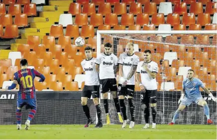  ?? AFP ?? Messi, en el momento de marcar de falta directa su segundo gol en Mestalla
//