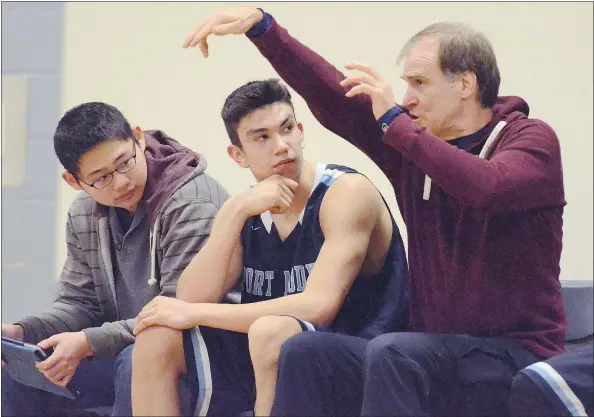  ?? HOWARD TSUMURA/PNG ?? Alex Devlin offers a quick teaching moment to Blues senior player Dom Di Stasio as team manager Jack Deng looks on.