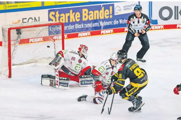  ?? FOTO: SAMLA ?? Mit seinem Anschlusst­reffer in Unterzahl zum 2:3 leitete Mike Fischer am Sonntag im sechsten Duell gegen Crimmitsch­au die Wende ein.