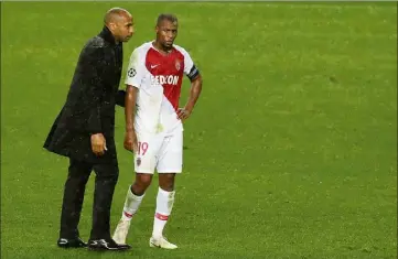  ?? (Photo AFP) ?? Thierry Henry et Djibril Sidibé, après la gifle de Bruges (-), mardi. une série de six défaites de rang face au PSG depuis avril  et la finale de Coupe de la Ligue perdue à Lyon (-). Ensuite, les Monégasque­s se sont inclinés lors du