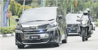  ?? — Bernama photo ?? The vehicle carrying Fadillah arrives at the resort for the retreat.