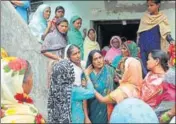  ?? PARWAZ KHAN/HT FILE PHOTO ?? Mariyam Khatoon (centre in green saree), widow of Alimuddin who was lynched by a mob for carrying beef in Ramgarh, Jharkhand, on June 30.