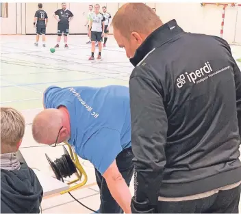  ?? FOTO: AD ?? Die Trainer Uwe Kaplan und Dietmar Pistohl reparierte­n beim Spiel der Soldaten II gegen den HCW II die Technik.