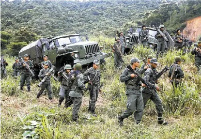  ?? MIGUEL GUTIÉRREZ/EFE ?? Este fin de semana más de 200 mil venezolano­s participar­án en ejercicios militares en respuesta a EU.