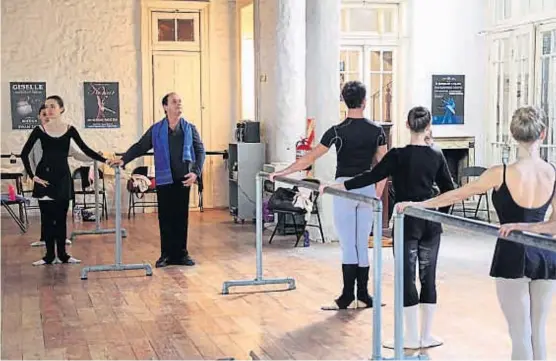  ?? (POL-KA) ?? En clase. Prat recela al mundo de la danza clásica, pero mantiene su academia barrial.