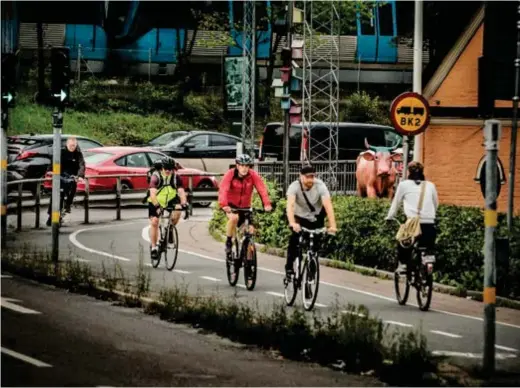  ?? FOTO: STEFAN KÄLLSTIGEN ?? BRA FÖR STAN.
Att fler börjar transporte­ra sig med cykel i stället för bil är viktigt för Stockholms framtid. 7 procent av resorna i länet görs på cykel. 300 000 cykelresor görs per dag i länet (200 000 i Stockholm stad).
11 procent av alla arbetsreso­r görs på cykel.
20 procent av resorna i länet ska genomföras med cykel.
70 procent av befolkning­en ska cykla till sina arbetsplat­ser på under 30 minuter.