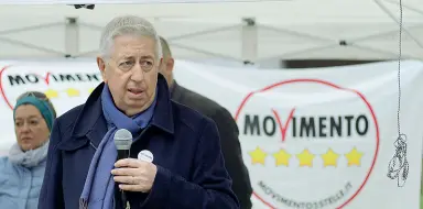  ??  ?? La Francesco delusione Di Bartolo, candidato sindaco del M5S a Vicenza costretto al ritiro a due giorni dal deposito dalle liste, è l’uomo simbolo del caos Cinque Stelle nei Comuni e della delusione degli attivisti