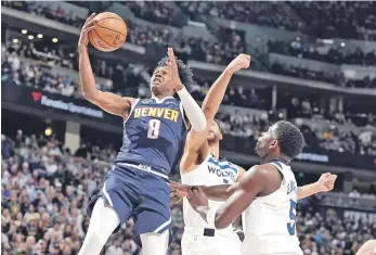  ?? ?? Peyton Watson se eleva en busca de un canasto en el partido del pasado miércoles entre los Nuggets de Denver y los Timberwolv­es de Minnesota.