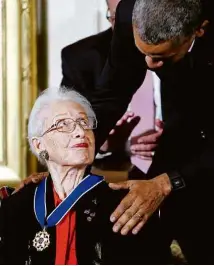  ?? Carlos Barria/Reuters ?? Katherine Johnson, cujos cálculos levaram o homem à Lua, homenagead­a por Barack Obama em 2015