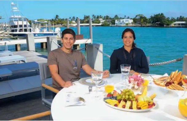  ??  ?? Hace un año, compraron una casa en Miami, que ella decoró junto a la arquitecta Fernanda Pessoa de Queiroz con muebles de Artefacto. Con muelle propio, la residencia tiene una hermosa vista a la bahía.