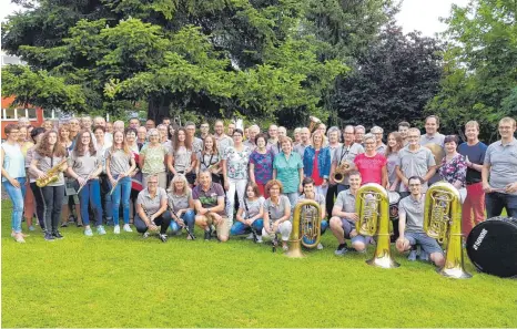  ?? FOTO: PRIVAT ?? Gemeinsam sind sie noch stärker: Mehr als 50 Mitglieder des Gögginger Kirchencho­rs und des Gögginger Musikverei­ns geben am Samstag, 30. Juni, ein Doppelkonz­ert auf dem Adlerplatz.