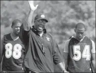  ?? Arkansas Democrat-gazette/stephen B. THORNTON ?? Arkansas-Pine Bluff Coach Monte Coleman (center) will be making his second trip to the Southweste­rn Athletic Conference title game. He was an assistant coach for Mo Forte in 2006 when the team lost to Alabama A&M in the title game.