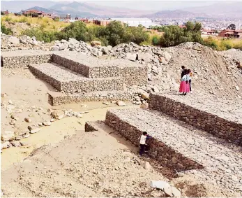  ?? CARLOS LÓPEZ ?? Colmatador­es en el río Taquiña, construido­s luego de la tragedia.