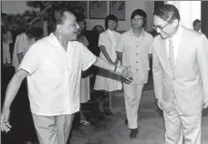  ?? LYU XIANGYOU / CHINA NEWS SERVICE ?? Chinese leader Deng Xiaoping meets with Louis Cha and his family in Beijing in 1983.