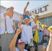  ??  ?? OPOSITORES. Si gana el “no” propuesto por Uribe, se frustran las negociacio­nes de paz.