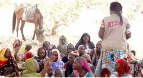  ?? AFP/VNA Photo ?? An aid worker from Premiere Urgence assists Sudanese refugees in Chad.