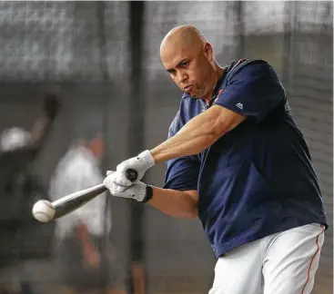  ?? Karen Warren / Houston Chronicle ?? El pelotero puertorriq­ueño Carlos Beltrán (15) impacta la bola durante una práctica de bateo durante la pretempora­da de los Astros de Houston en The Ballpark of the Palm Beaches, en West Palm Beach, Florida.