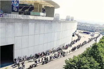  ?? ?? Filas no Dragão no primeiro dia de venda de bilhetes foram um teste à paciência