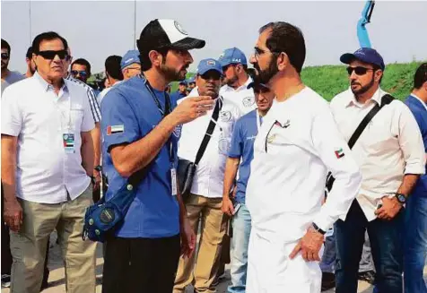  ?? WAM ?? Shaikh Mohammad in discussion with Shaikh Hamdan, who will compete with 136 endurance riders from 46 countries today.