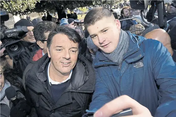  ?? EFE ?? Selfie. El ex premier Matteo Renzi, líder del Partido Democratic­o, de centroizqu­ierda, con un seguidor, en una marcha anti fascista en Como.